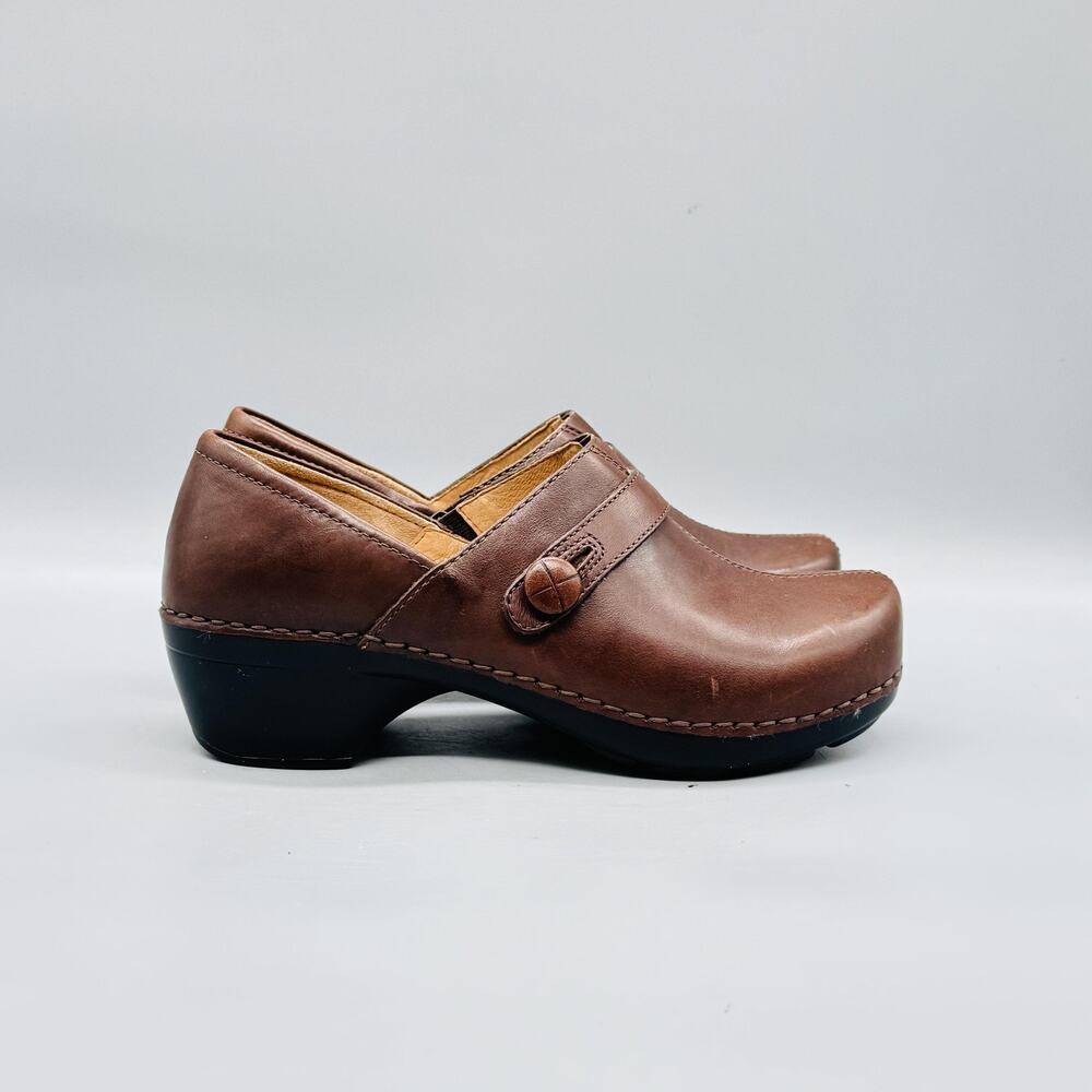 Dansko Shoes Womens 7.5 Brown Leather Clogs Slip On Button Comfort Casual NEW